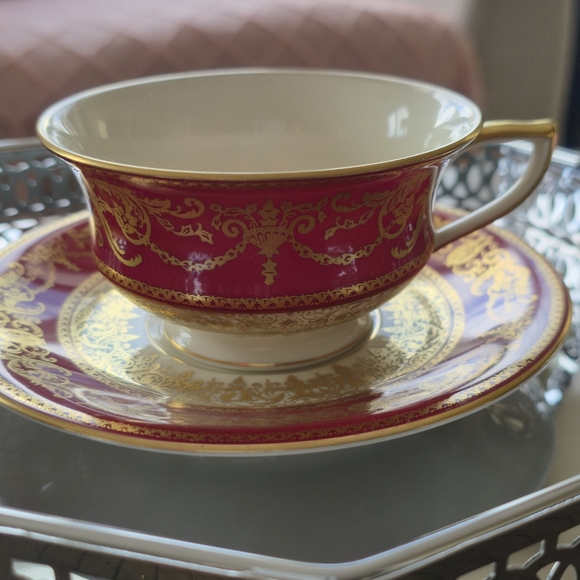 Elegant Red and Gold Teacup and Saucer - Picture 2 of 13